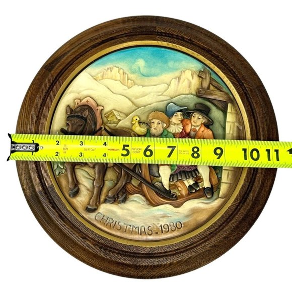 Vintage ANRI Christmas Wooden Plate 1980 Wintry Church-Going in Santa Christina - Picture 3 of 3
